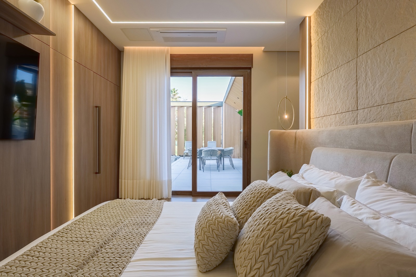 Quarto com cortina de linho e porta de vidro para o terraço