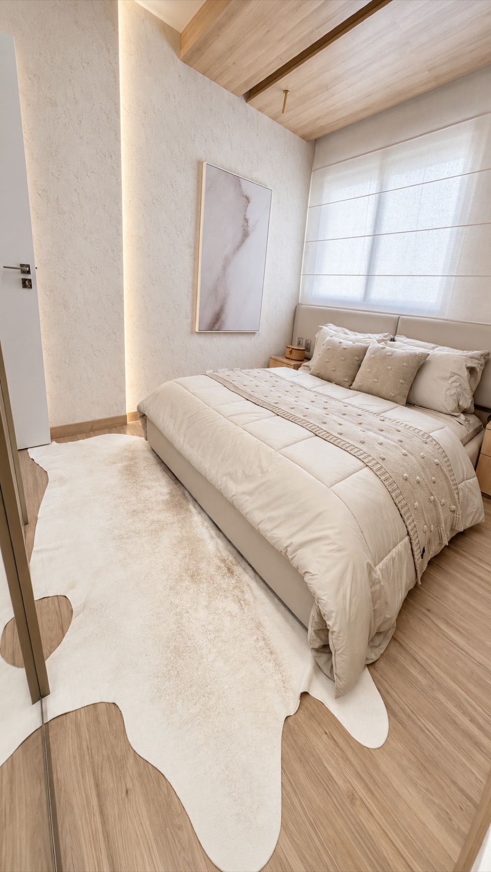 Quarto com parede texturizada e iluminação embutida