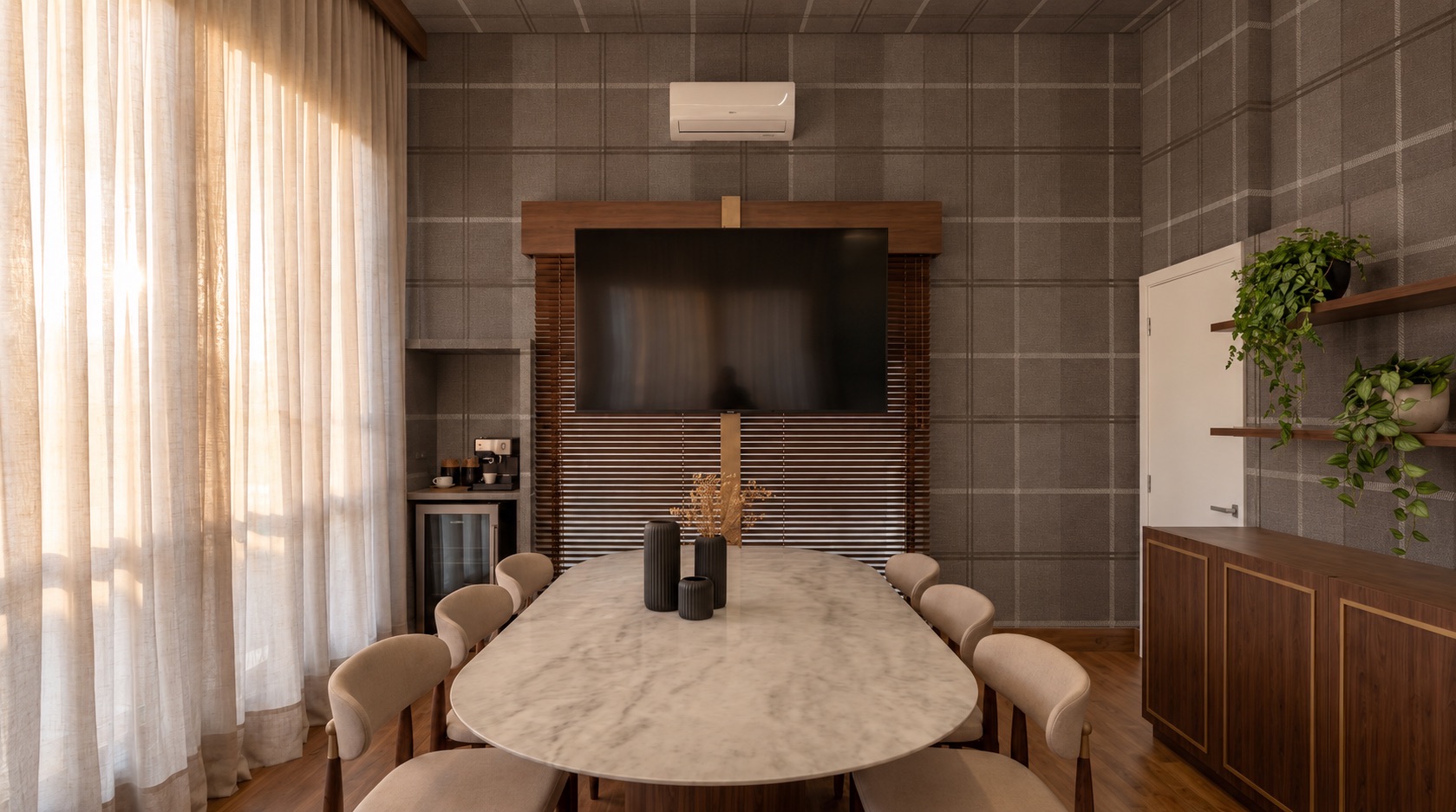 Sala de reunião com papel de parede xadrez, persiana de madeira e cortina de linho