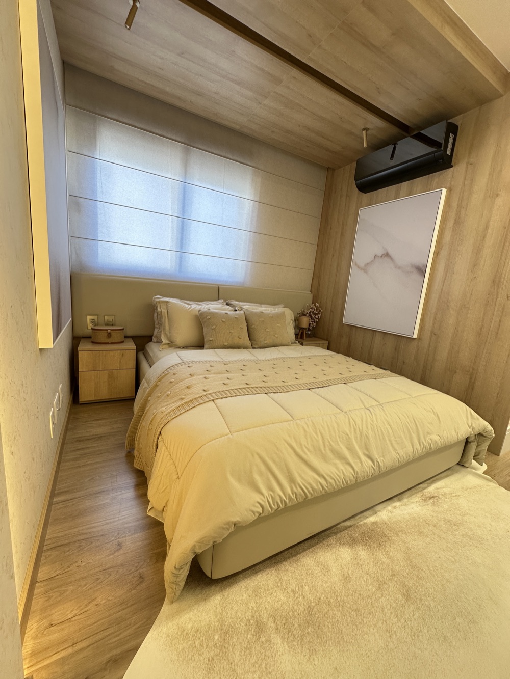 Quarto com persiana romana em tecido sobre a cabeceira